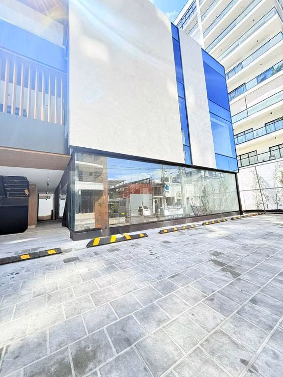 Commercial place in ALQUILER completely in grey, located in new square