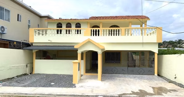  ¡Hermosa casa de dos niveles en venta en Higüey, La Altagracia!   Precio: RD$12,000,000