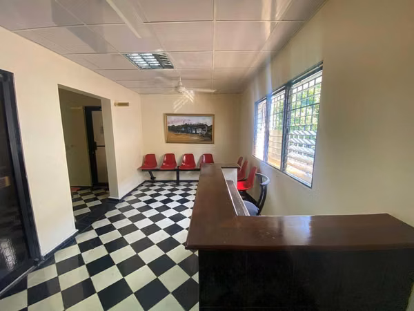 Local en alquiler en Gazcue ideal para oficina, consultorio o estetica