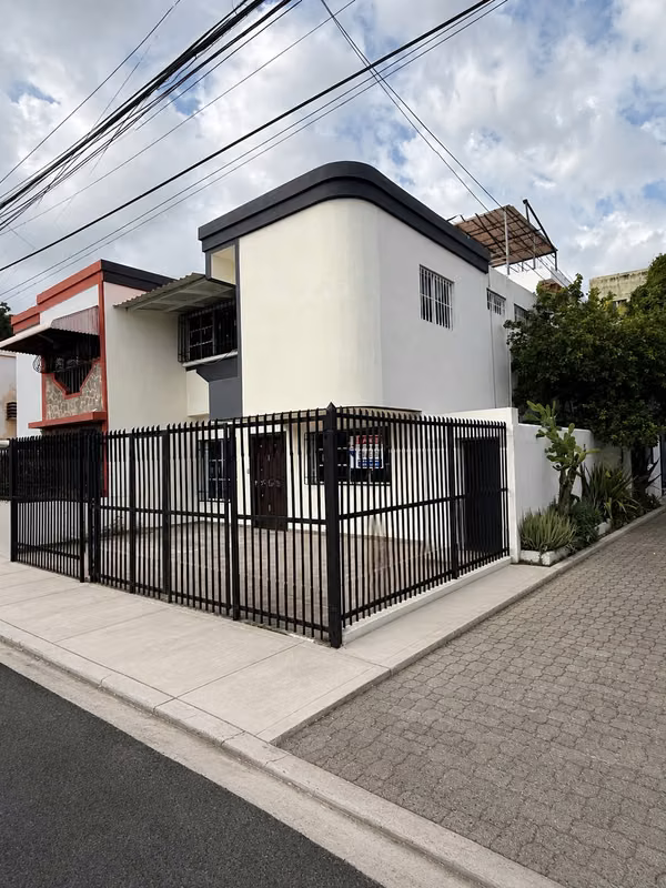 se vende casa de 2 niveles de 3 habitaciones en la avenida independencia