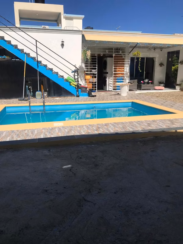 CASA EN VENTA CON PISCINA