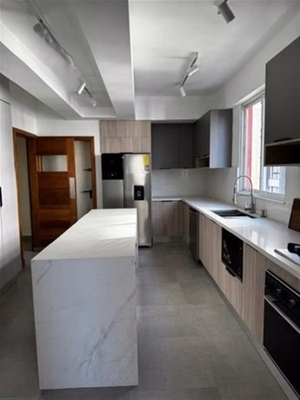 Amplio Apartamento en Alquiler, 246m2, 3 Habitaciones, Serrallés