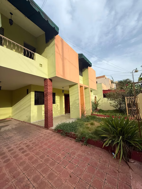 Se vende casa de 2 niveles de 4 habitaciones en la avenida independencia
