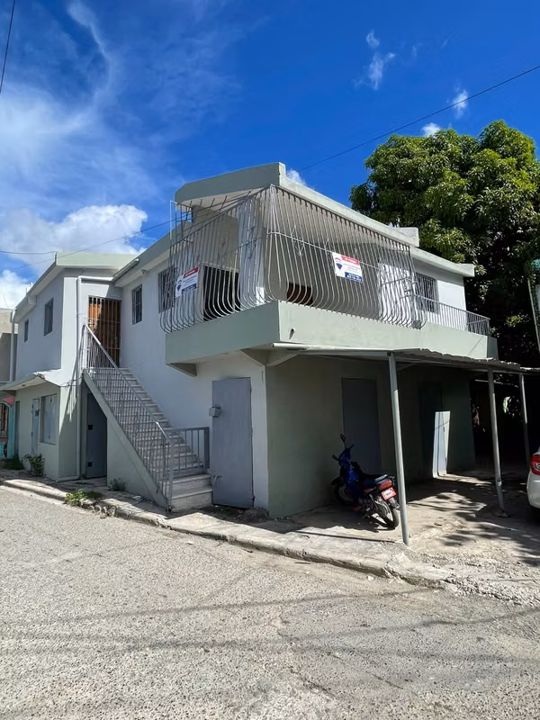 Se vende casa de 2 niveles con 3 habitaciones y 3 locales comerciales en La Ureña
