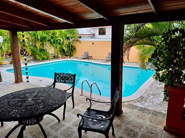 Amplia casa en venta en vista hermosa, santo domingo este