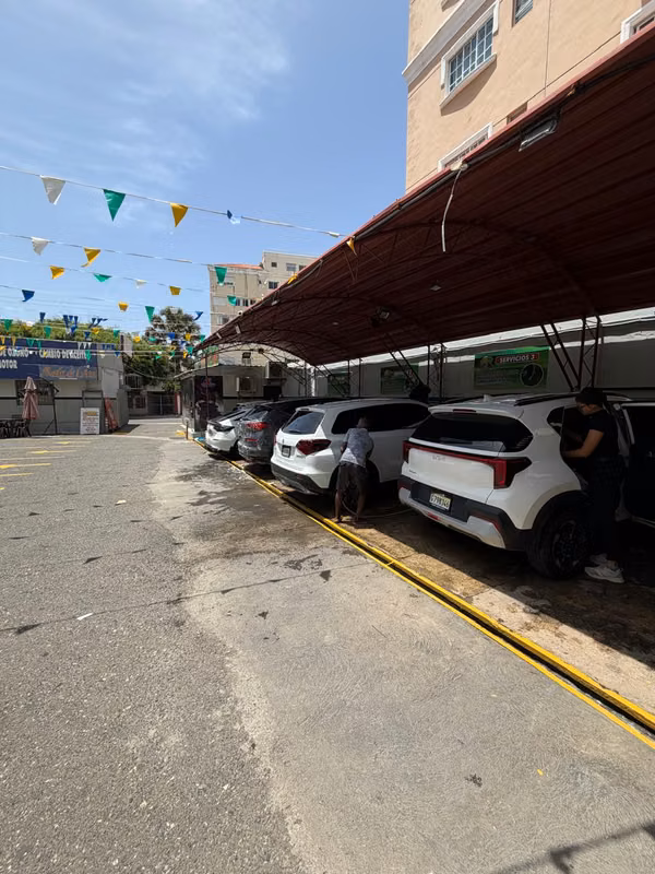 Plaza Comercial en Zona Universitaria con 18 locales 988 m2