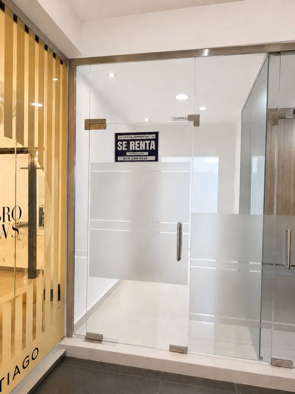 Local / Oficina de 30 m² en Plaza Zona Rosa, Santiago – 1er nivel