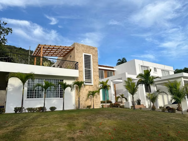 CASA AMUEBLADA EN RENTA CON VISTA AL MAR