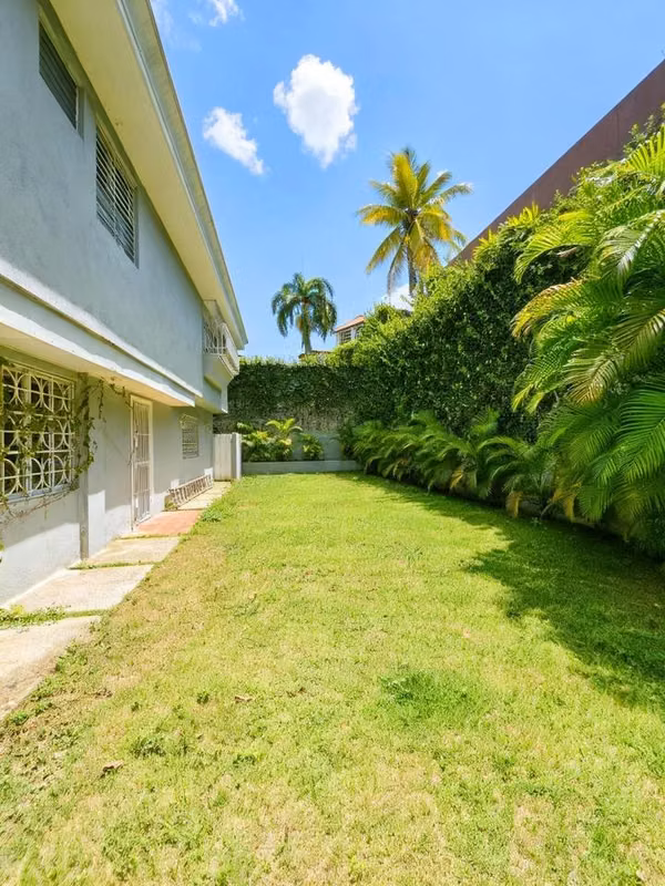 Casa de 2 niveles en exclusivo residencial en Cerros de Arroyo Hondo III