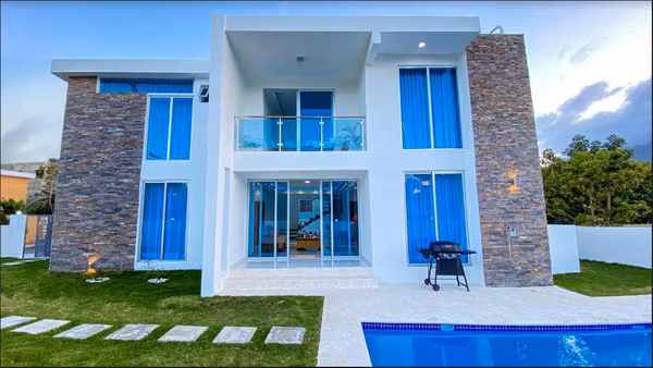 RENTO LUXURY VILLA A FEW MINUTES FROM THE BEACH IN SILVER PORT