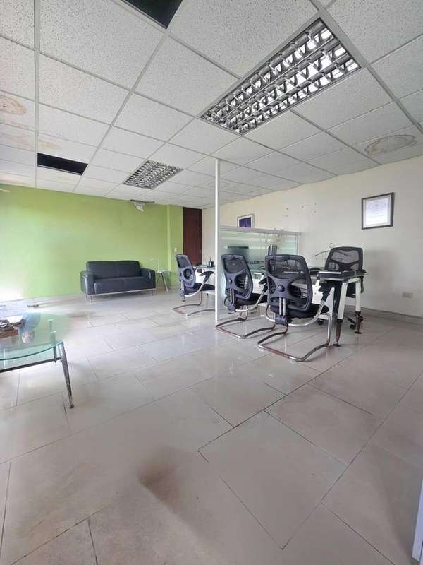 Alquilo oficina Comercial en la Rómulo Betancourt