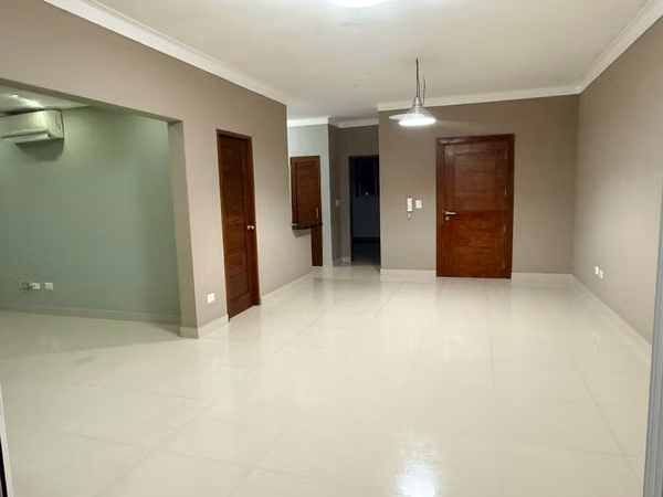 Apartamento en alquiler Evaristo Morales, 1 hab mas family room