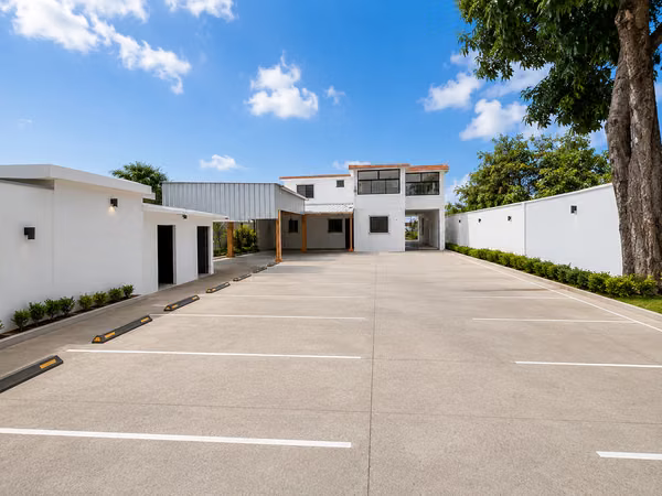 Vendo casa en Bella Vista Norte - para uso comercial