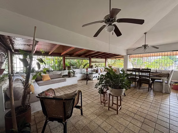 Two-level independent house for sale in Los Cacicazg- HG