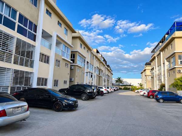 Apartamento de 3 niveles en venta, Jardines del Rey 