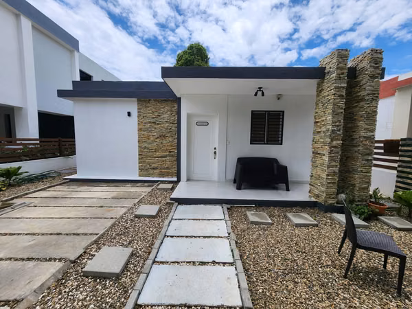 CASA EN VENTA EN LOS RIELES DE GURABO