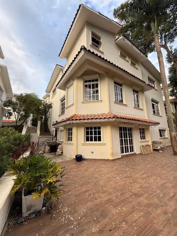 It sells 3-level house with 3 rooms in Arroyo Hondo 2, closed residential.