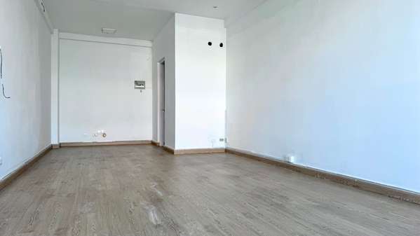 Local SECOND PISO for rent in Evaristo Morales shopping square Second floor 30 m Internal bathroom 14 Parques Segu