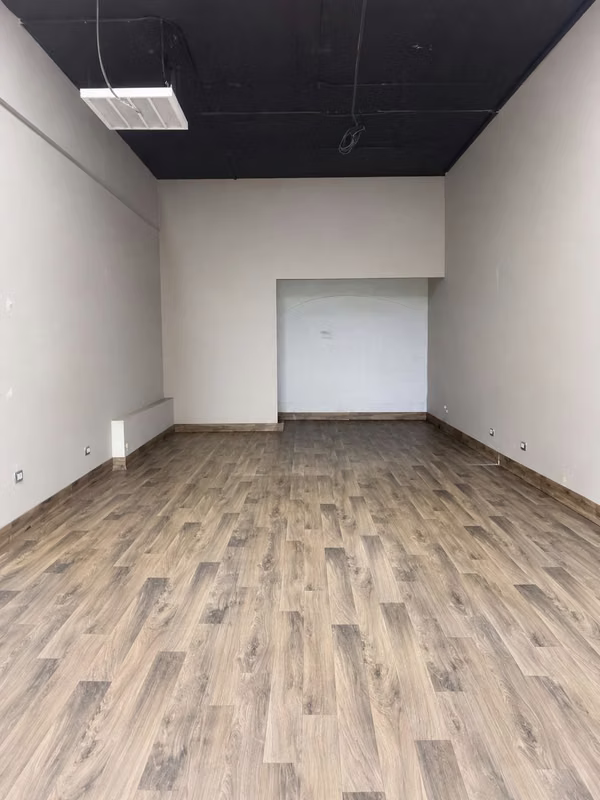 LOCAL COMERCIAL | BELLA VISTA | PLAZA COMERCIAL  38 metros  Piso 3  Ascensor +50 Parqueos comunes  Planta eléctrica full