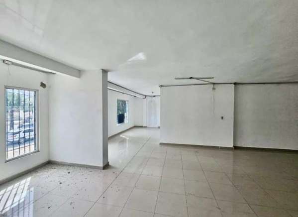Large local rental on 2nd floor located in La Julia