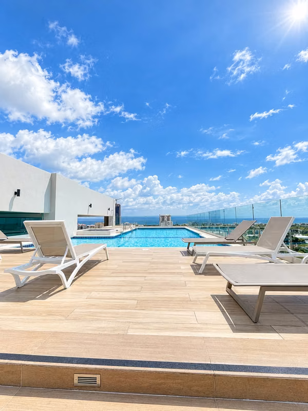 Se alquila apartamento amueblado de 2 habitaciones en Torre de lujo en Bella vista a pasos de Downtown Center.