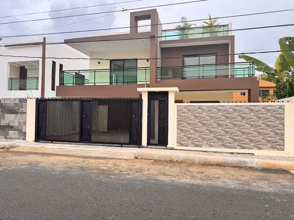 House for Sale on the San Isidro Highway, Santo Domingo East - 3 Rooms