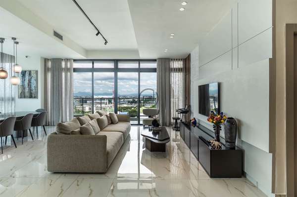 Penthouse Remodelado de 3 Habitaciones con Terraza y Jacuzzi en Renacimiento |