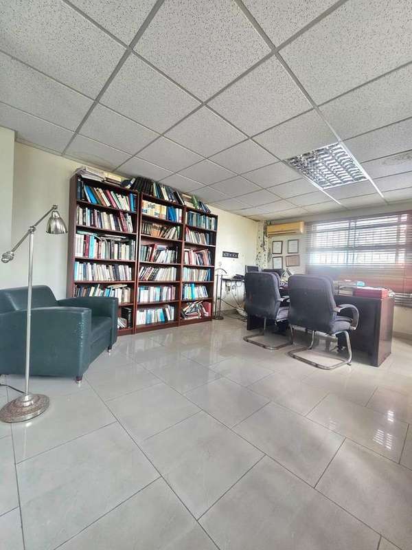 Alquilo oficina Comercial en la Rómulo Betancourt