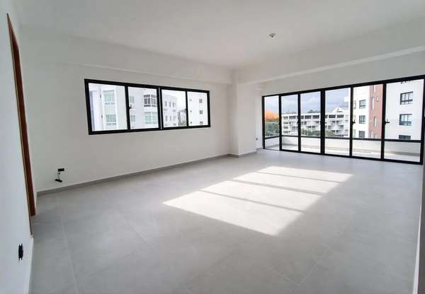 3-bedroom apartment for sale in La Esperilla, featuring two separate parking spaces and a maid's room.