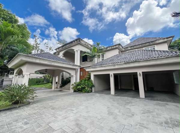 Exclusiva Residencia de 5 Habitaciones con Piscina en Cuesta Hermosa II |