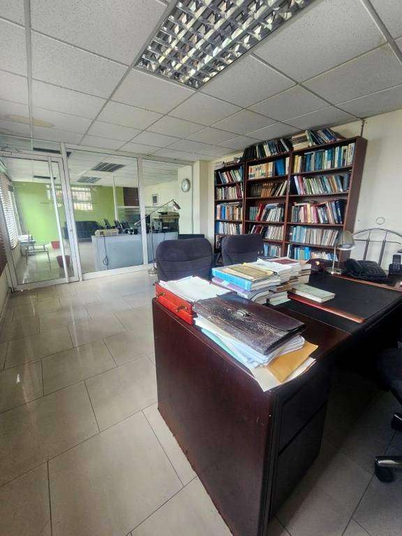 Alquilo oficina Comercial en la Rómulo Betancourt