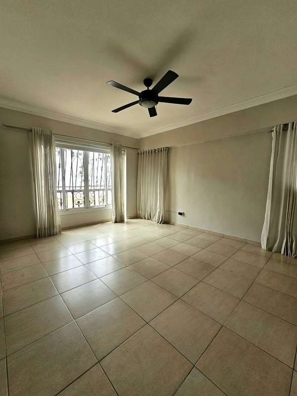 Apartamento en alquiler con línea blanca en Evaristo Morales de 3 Habitaciones