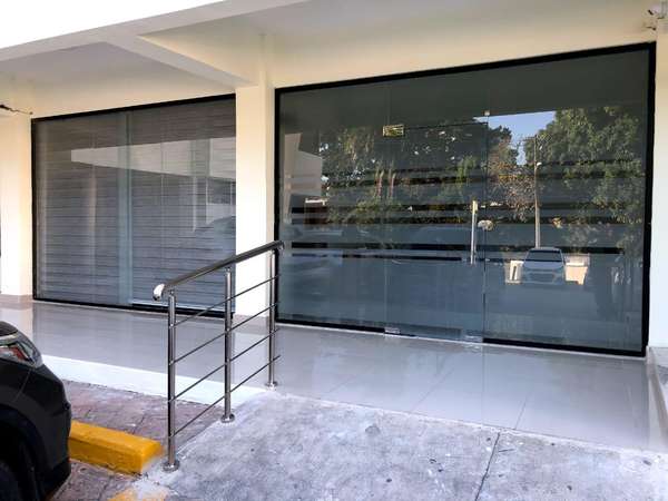 Local comercial FRENTE AL HOMS de 79 m² en alquiler | Plaza Los Álamos | Recién remodelado