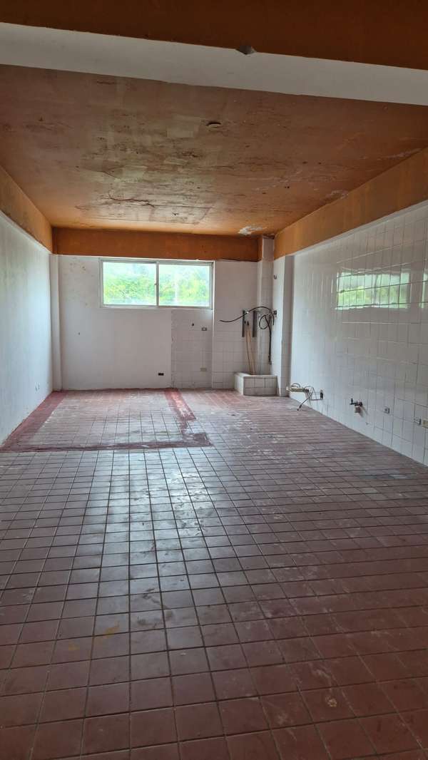  VENDO LOCAL EN ARROYO HONDO 1 NIVEL