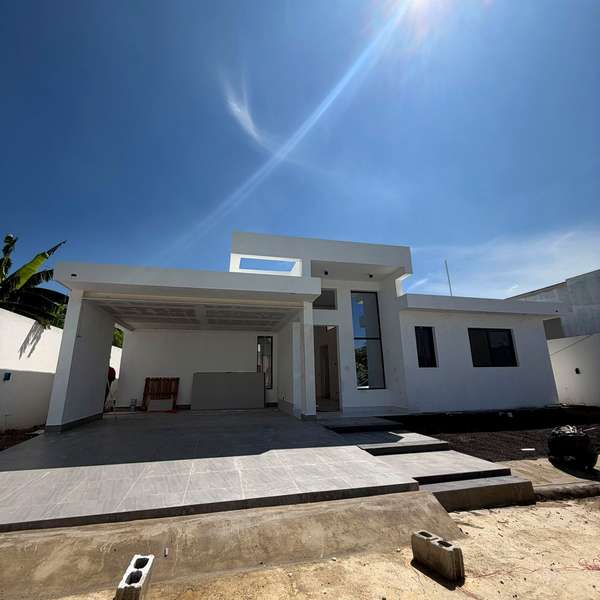 Casa moderna en venta de 3 habitaciones en residencial cerrado de Gurabo