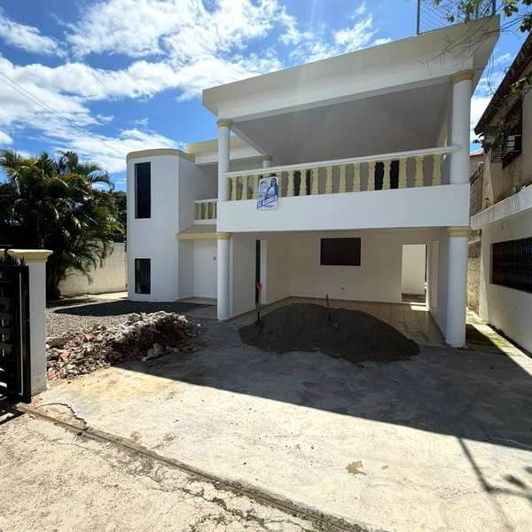Casa de dos niveles en venta cerca del Supermercado Don Lindo