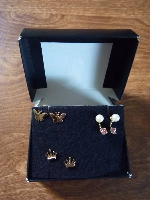 Set of 3 pairs of earrings with I said interchangeable