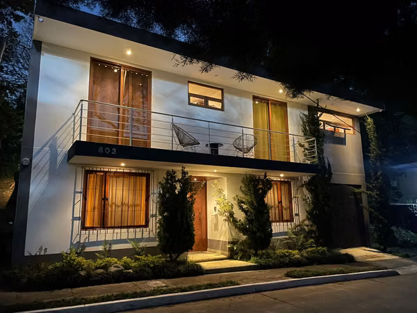 Large and Beautiful house in Los Manantiales km 18.5 Carretera a San José Pinula, for Sale.