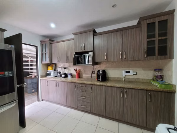 CASA EN VENTA EN HACIENDA REAL ZONA 16