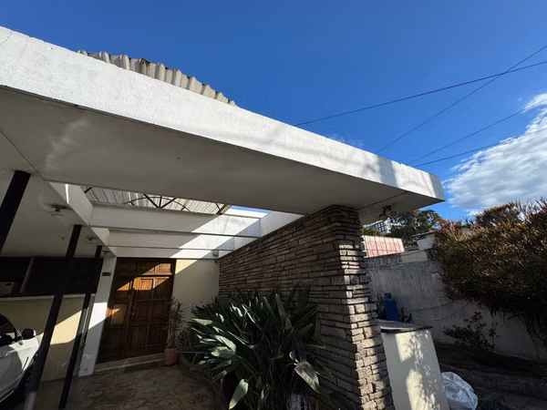 Venta de casa amplia en Zona 13 a metros de Blvd Liberación