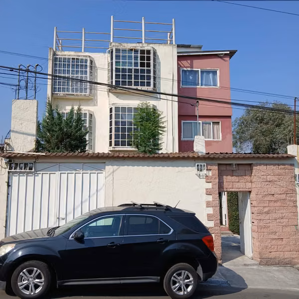Torre de apartamentos de 3 niveles 2 por nivel, parqueo