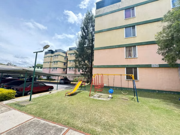 APARTAMENTO EN RENTA EN  LA AV PETAPA Z. 12