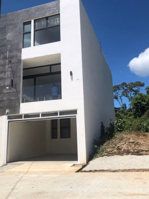 Casa en venta, Zona 16, Hacienda Real.