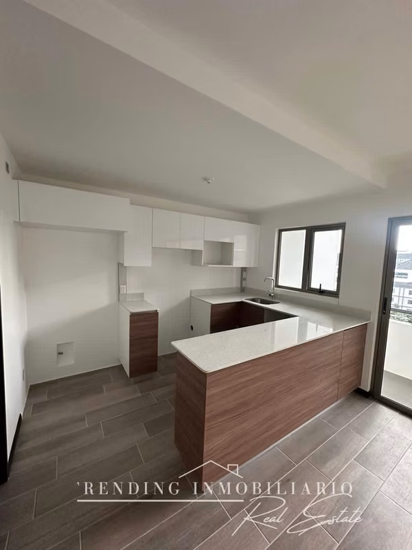 Alquiler de Apartamento Edificio Segheria Zona 14 con 3 Habitaciones y 3 Parqueos