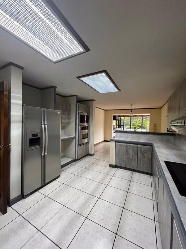 Venta Casa amplia en La Montaña zona 16