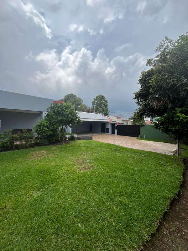 Venta Casa amplia en La Montaña zona 16