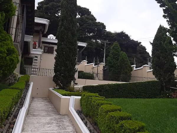 Casa en Venta. Estilo Colonial con deck y vista, en San Miguel Buena Vista Santa Catarina Pinula