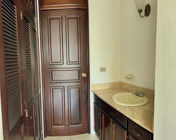 House for sale km 16.5, Road to El Salvador.