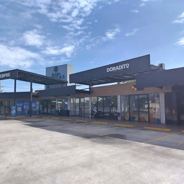 Locales en renta Plaza Arecas Km.80.1 Autopista Puerto