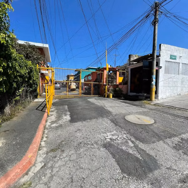 Casa en venta con locales uso mixto Zona 6 proyecto 4-4